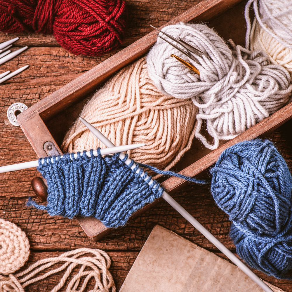 difference between knitting and crocheting