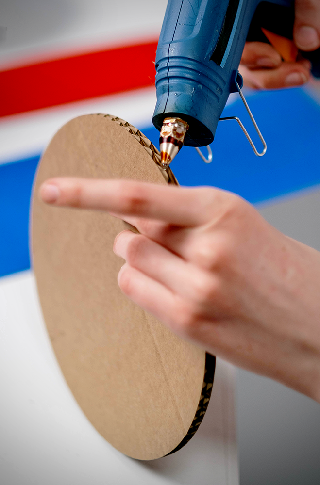 Create Awesome Crafts with the Best Glue for Cardboard